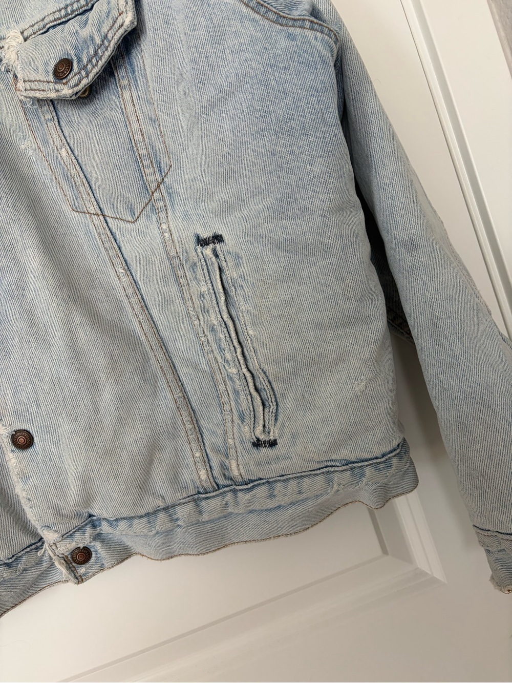Vintage Levi’s Sherpa Trucker Jacket Made in USA XL Distressed Light Wash Denim - Picture 5 of 14